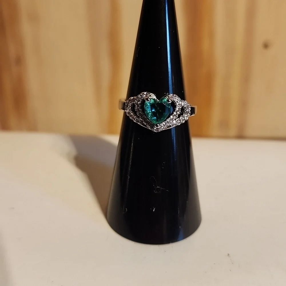 ❤️ GREEN HEART RING - Picture 3 of 6